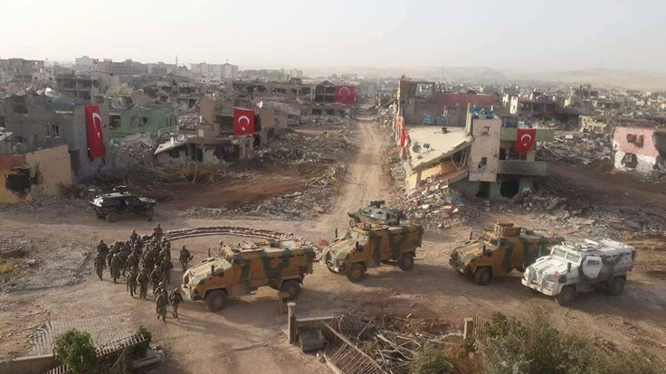 Yaşanan çatışmalı ortamın en akılda kalan görüntüsü yıkılan, bombalanan kentlere asılan Türk bayraklarının önünde verilen zafer pozları olacak.