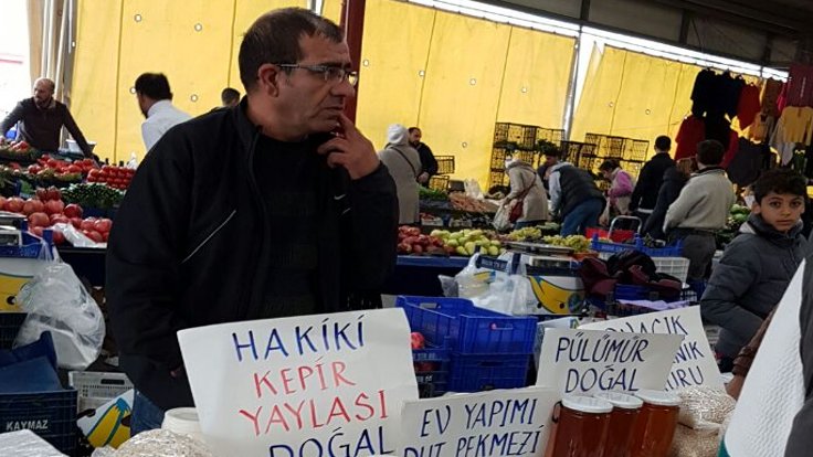KHK ile açığa alınan Haydar Polat, Tunceli'den getirdiği organik ürünleri pazarlarda satarak geçimini sağlamaya çalışıyor.