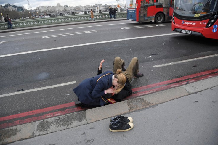 Westminster Köprüsü'nde bir yaralıya ilk müdaheleyi yoldan geçen bir başka vatandaş yaptı. Fotoğraf: Reuters.