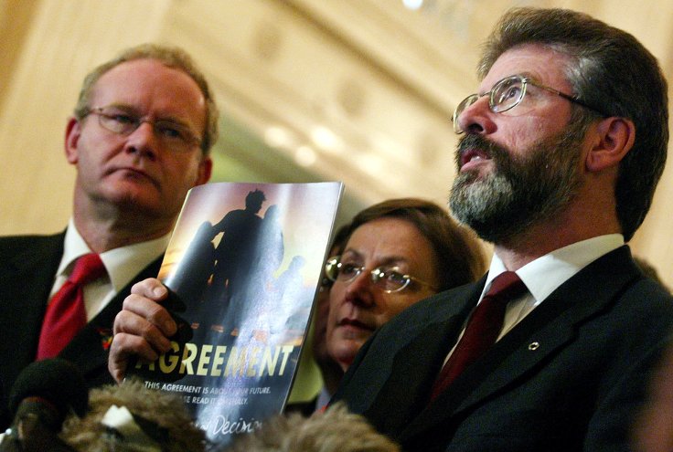Martin McGuinness ve Gerry Adams, 2002 yılında Hayırlı Cuma Anlaşması'nı gazetecilere böyle anlatmıştı. Fotoğraf: Reuters.