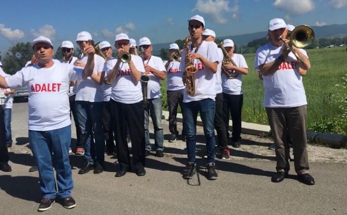 CHP Mudanya İlçe örgütü kafilesi güzergah üzerinde Kılıçdaroğlu'nu müzik grubu eşliğinde karşıladı.