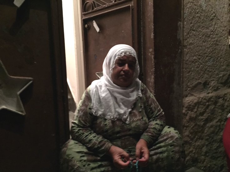 Kimi kimsesi olmayan Aynur Güneş, yıkılacak evlerden biri olan evinin önünde öteberi satarak geçiniyor.